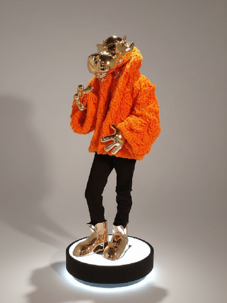 Maniquí especial con chaqueta naranja y base iluminada - Colección Premium Manekkin