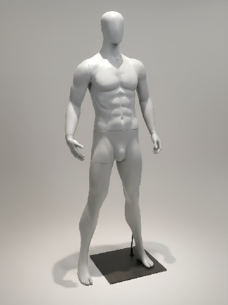 Maniquí masculino colección casual con postura erguida, acabado gris profesional