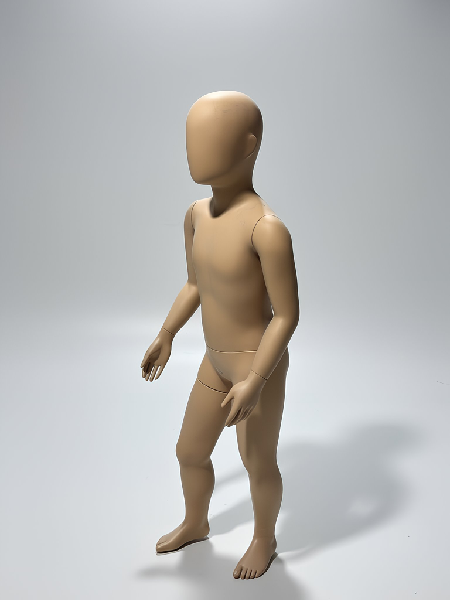Maniquíes infantiles en variedad de poses: bebés, niños y modelos sentados